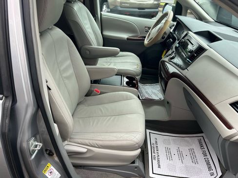 Used 2011 Toyota Sienna XLE w/ Entertainment Pkg FWD image 19