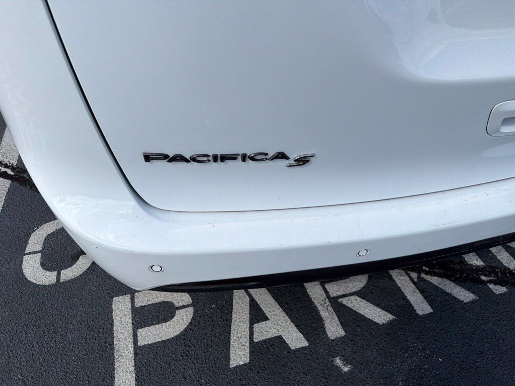 Used 2025 Chrysler Pacifica Limited FWD image 7