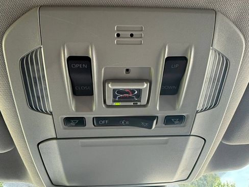 Used 2021 Toyota Highlander XLE AWD/4WD image 45
