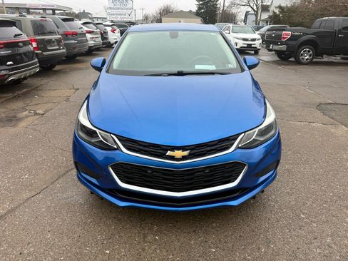 Used 2017 Chevrolet Cruze LT image 2
