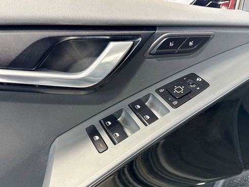 Used 2024 Kia Niro SX image 18