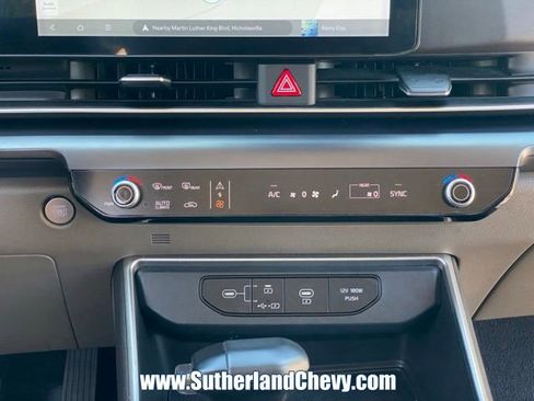 Used 2025 Kia Carnival FWD image 25