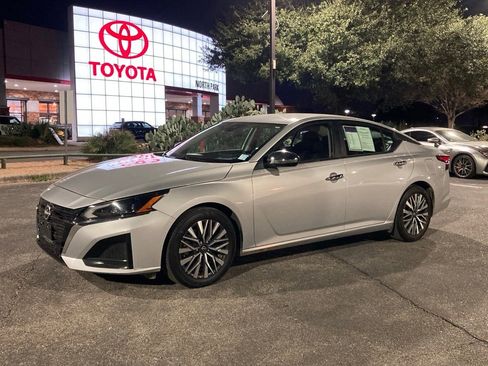 Used 2024 Nissan Altima 2.5 SV image 1