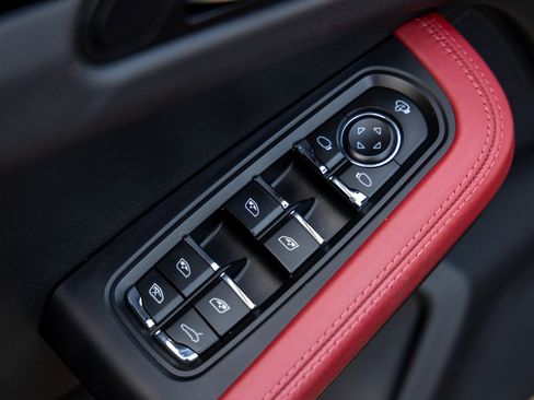 Certified 2023 Porsche Macan image 23