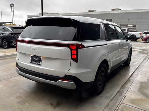 Used 2025 Kia Carnival image 21