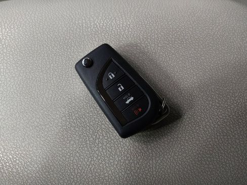 Used 2018 Toyota Camry LE image 32