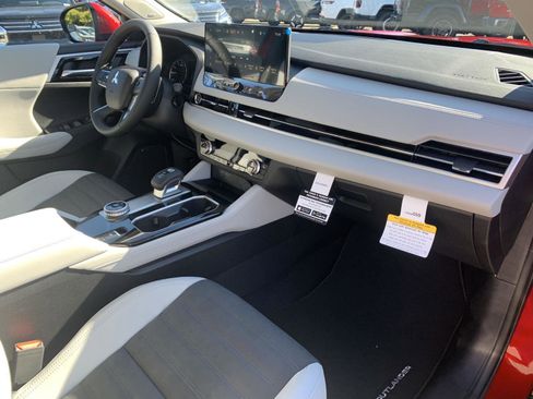 New 2025 Mitsubishi Outlander SE image 24