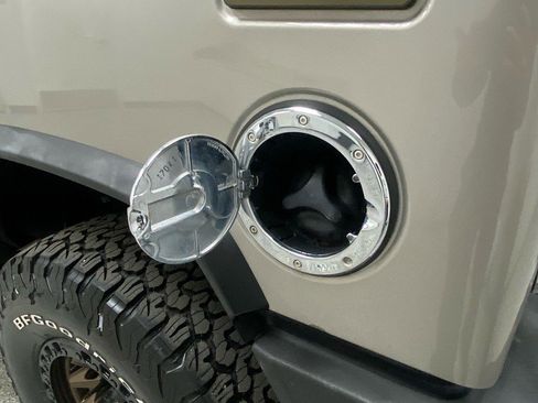 Used 2005 HUMMER H2 w/ Preferred Equipment Group image 13