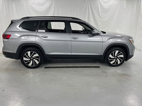 Used 2025 Volkswagen Atlas SE AWD/4WD image 2