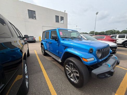 Used 2024 Jeep Wrangler Unlimited w/ Convenience Group AWD/4WD image 5