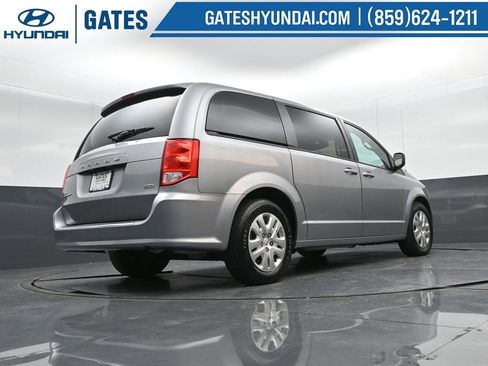 Used 2018 Dodge Grand Caravan SE w/ UConnect Hands-Free Group image 29