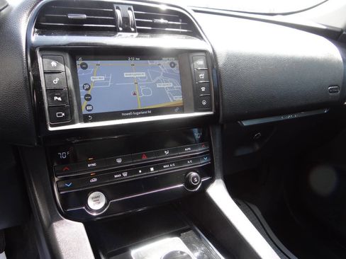 Used 2017 Jaguar F-PACE Premium image 20