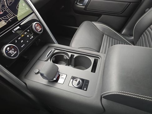 Certified 2024 Land Rover Discovery Metropolitan Edition image 26