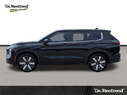 Used 2025 Mitsubishi Outlander SE image 8