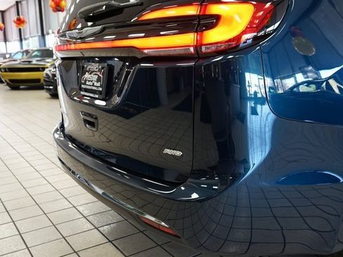 Used 2022 Chrysler Pacifica Touring-L image 15