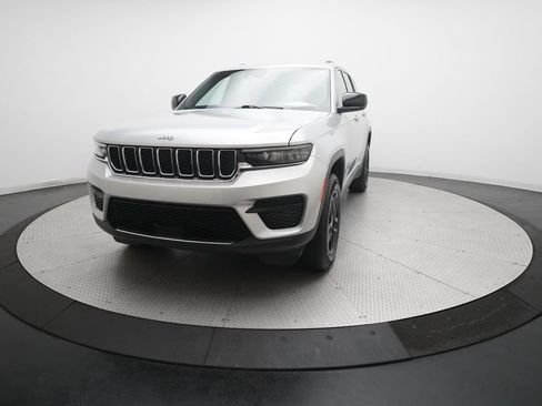 Used 2025 Jeep Grand Cherokee Laredo X w/ Luxury Tech Group I AWD/4WD image 12