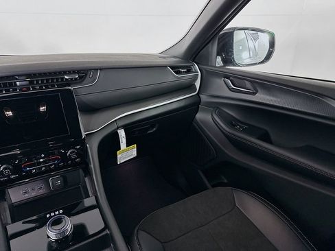 New 2025 Jeep Grand Cherokee Altitude image 30