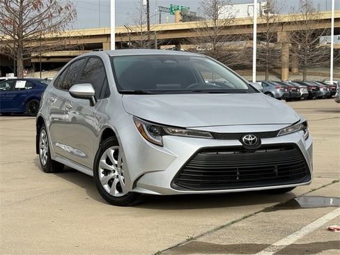 Used 2025 Toyota Corolla LE image 2