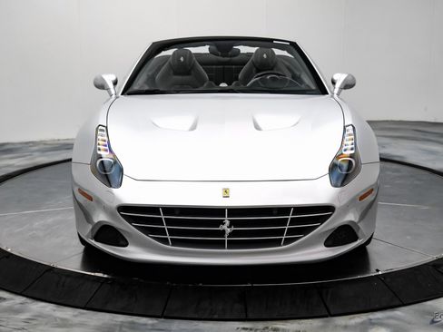 Used 2016 Ferrari California T image 38