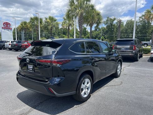 Used 2025 Toyota Highlander LE FWD image 10