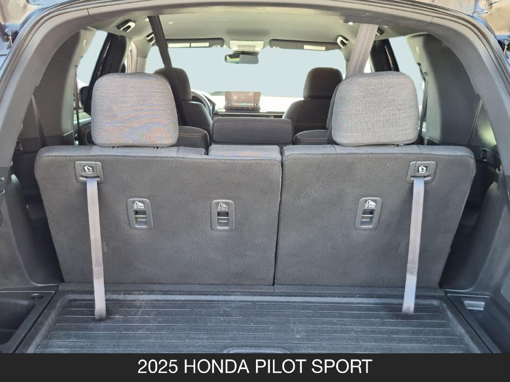 Used 2025 Honda Pilot Sport image 23