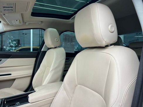 Used 2016 Jaguar XF Premium image 42