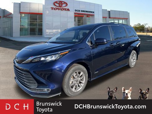 Used 2021 Toyota Sienna XLE image 1