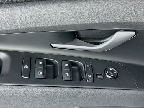 Certified 2025 Hyundai Elantra SE image 17