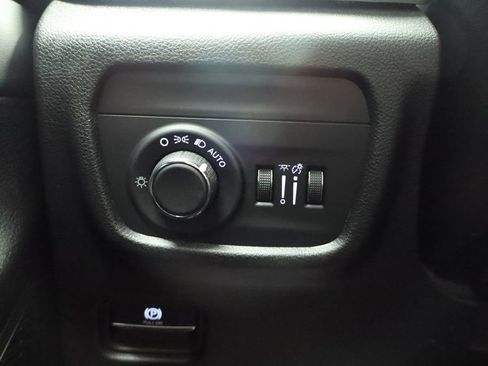 Used 2023 Jeep Grand Cherokee L Laredo image 35