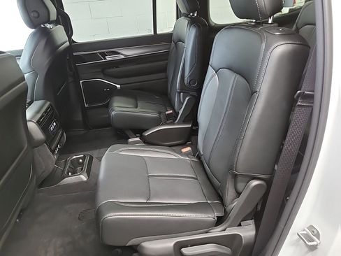 Used 2025 Jeep Wagoneer Series II image 10