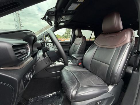 Used 2024 Ford Explorer Platinum w/ Technology Package AWD/4WD image 23