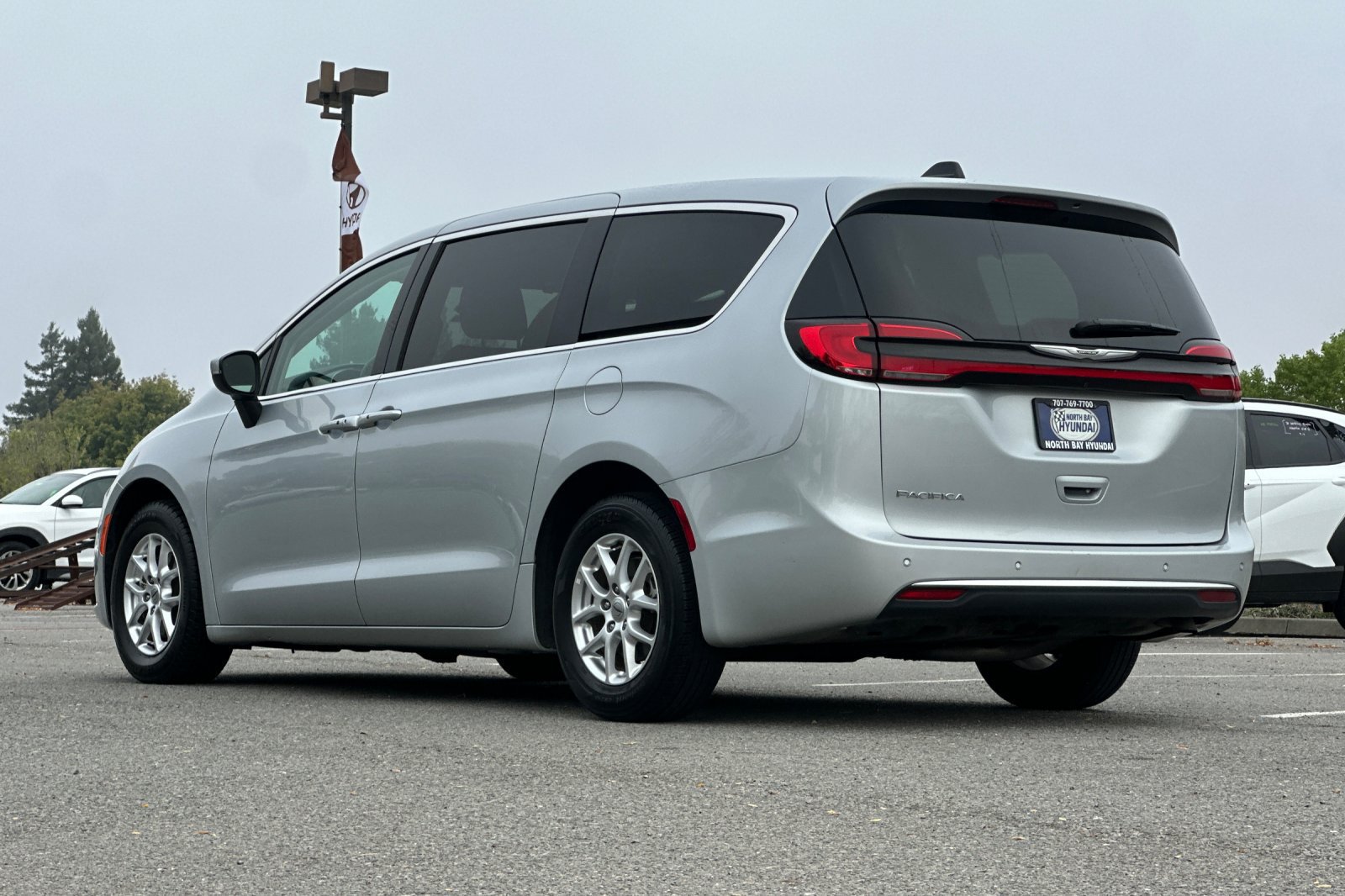 Used 2023 Chrysler Pacifica Touring-L FWD image 6