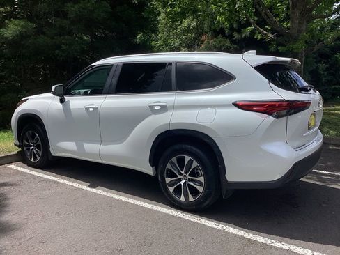 Used 2023 Toyota Highlander XLE AWD/4WD image 8