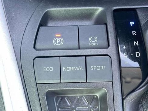 Used 2020 Toyota RAV4 LE FWD image 40