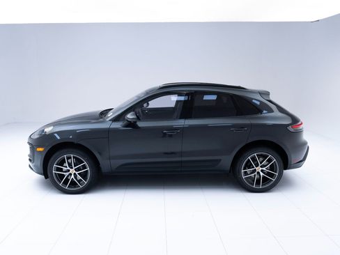 Certified 2025 Porsche Macan image 2