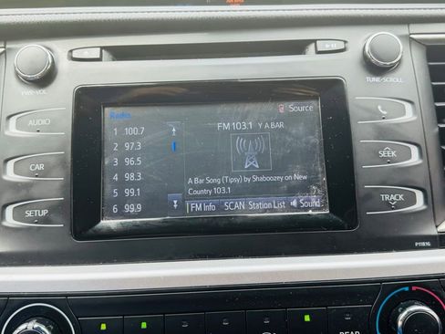 Used 2019 Toyota Highlander LE image 27