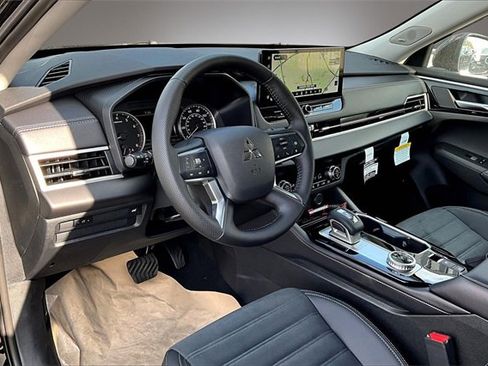 New 2025 Mitsubishi Outlander SE image 17