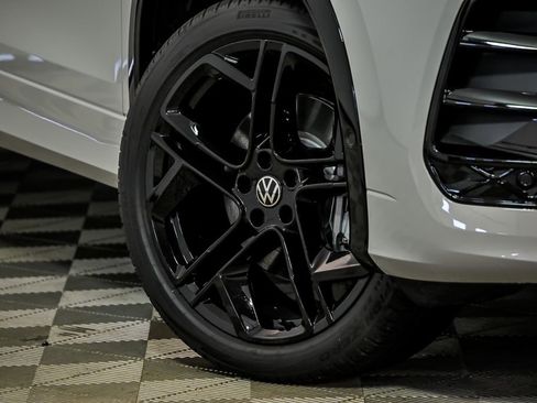 Used 2025 Volkswagen Tiguan SE R-Line AWD/4WD image 3