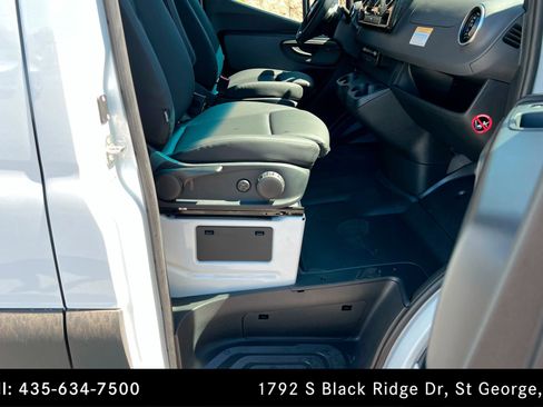 Used 2025 Mercedes-Benz Sprinter 2500 image 21