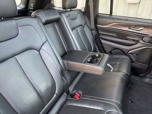 Used 2022 Jeep Grand Cherokee Overland w/ Luxury Tech Group IV AWD/4WD image 18