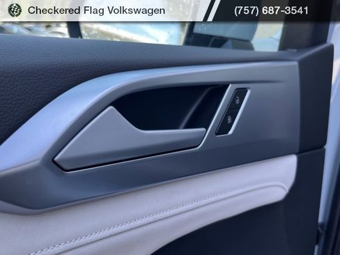 New 2025 Volkswagen Taos SE image 30
