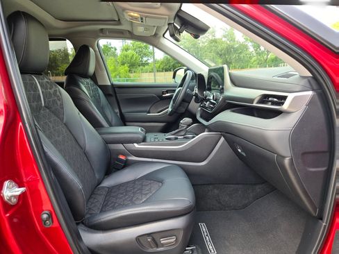 Used 2024 Toyota Highlander XLE AWD/4WD image 28