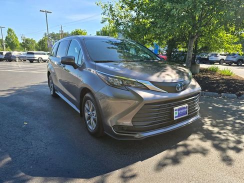 Used 2024 Toyota Sienna LE AWD/4WD image 11