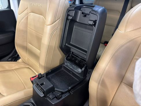 Used 2019 Jeep Wrangler Unlimited Sahara image 22