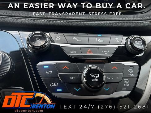 Used 2023 Chrysler Pacifica Touring-L AWD/4WD image 19