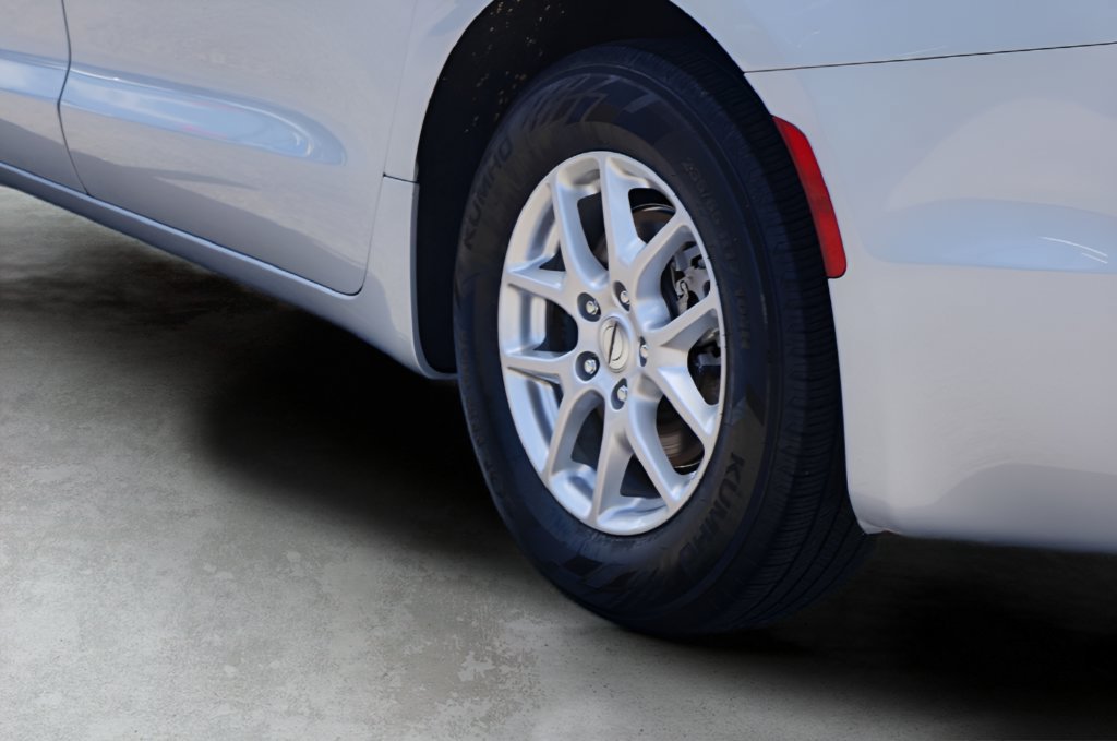 Used 2024 Chrysler Pacifica Touring-L FWD image 9