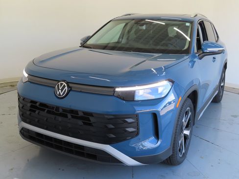 Certified 2026 Volkswagen Tiguan SE FWD image 8