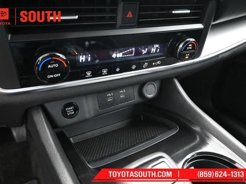 Used 2024 Nissan Rogue SV AWD/4WD image 19