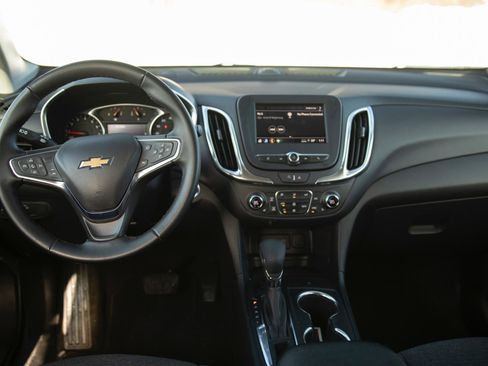 Used 2024 Chevrolet Equinox LT image 3