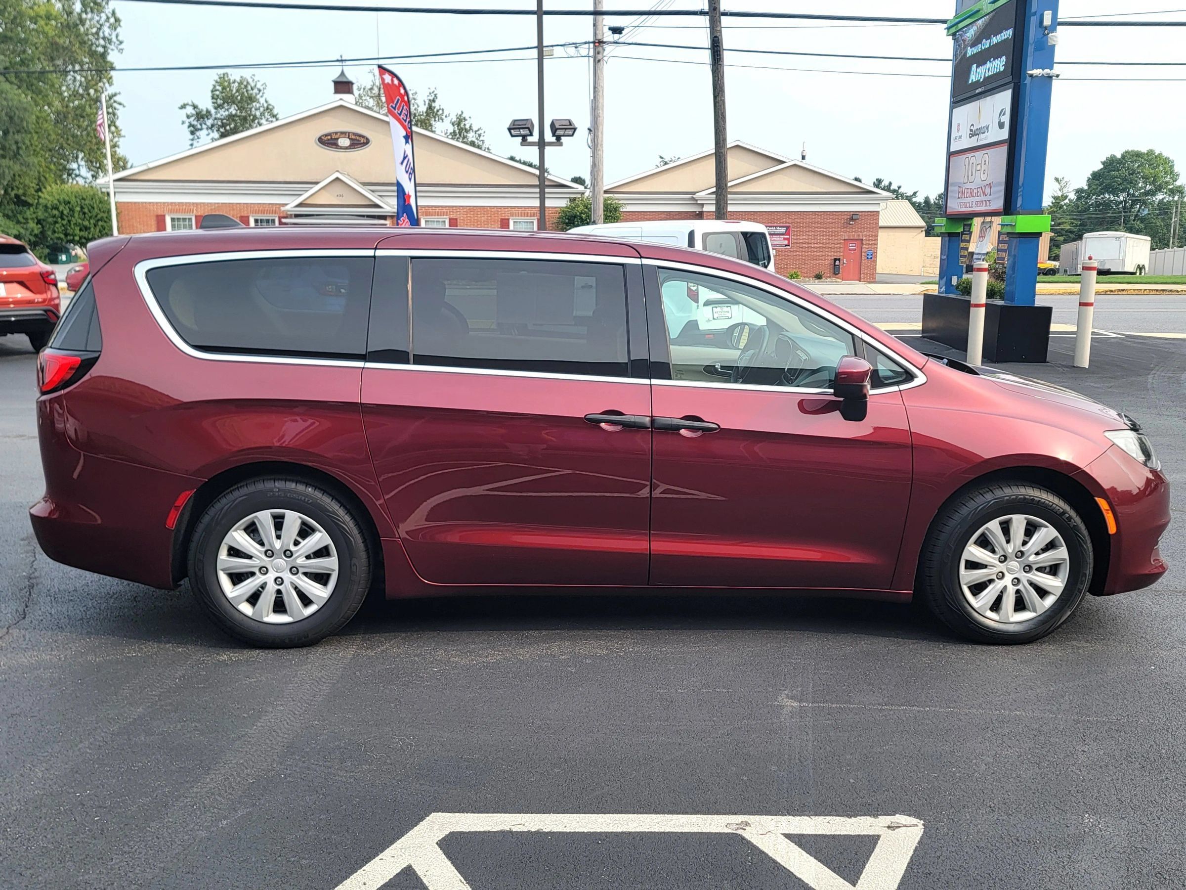 Used 2020 Chrysler Voyager L FWD image 4